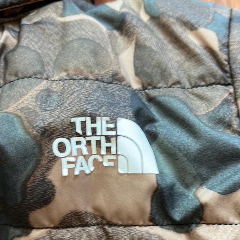 The North Face Camouflage Puffer Jacket with Hood - Picture 2 of 5